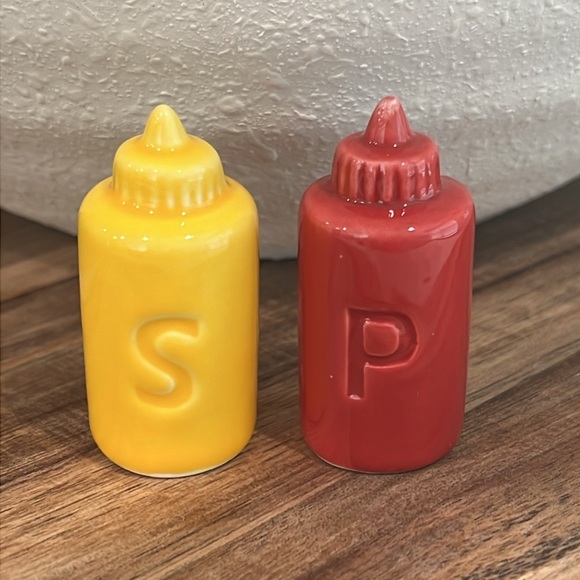 Cute Mini Salt and Pepper Shakers. - Picture 3 of 16